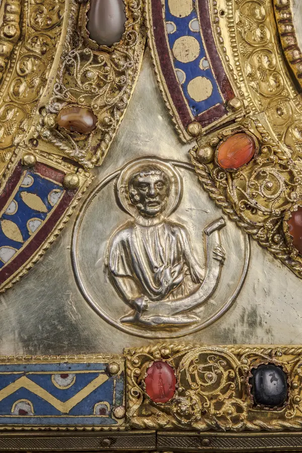 Detail relikviáře svatého Maura s reliéfem světce v kruhu.