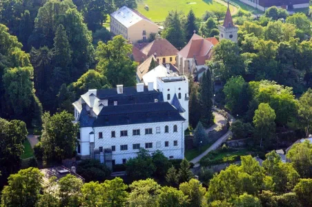 Historické budovy v zeleném lese u Pardubic.