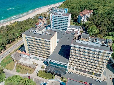 Vzdušný pohled na velký hotelový komplex přímo u pobřeží Baltského moře v Polsku.