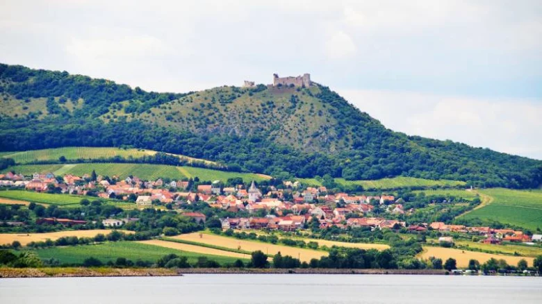 Zámek na kopci nad vesnicí v jižní Moravě