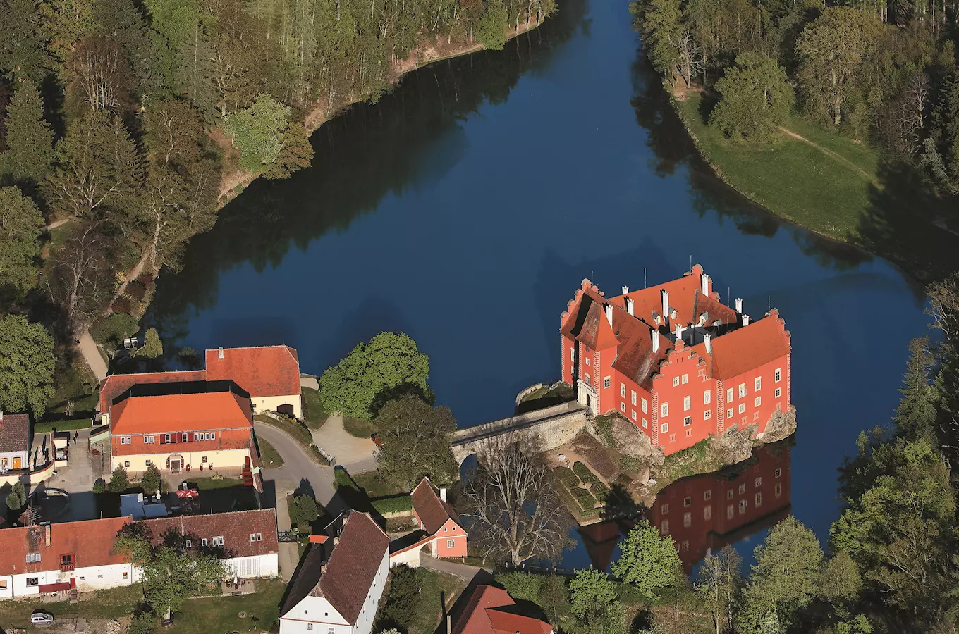 Zámek Červená Lhota z letadla s řekou a okolím