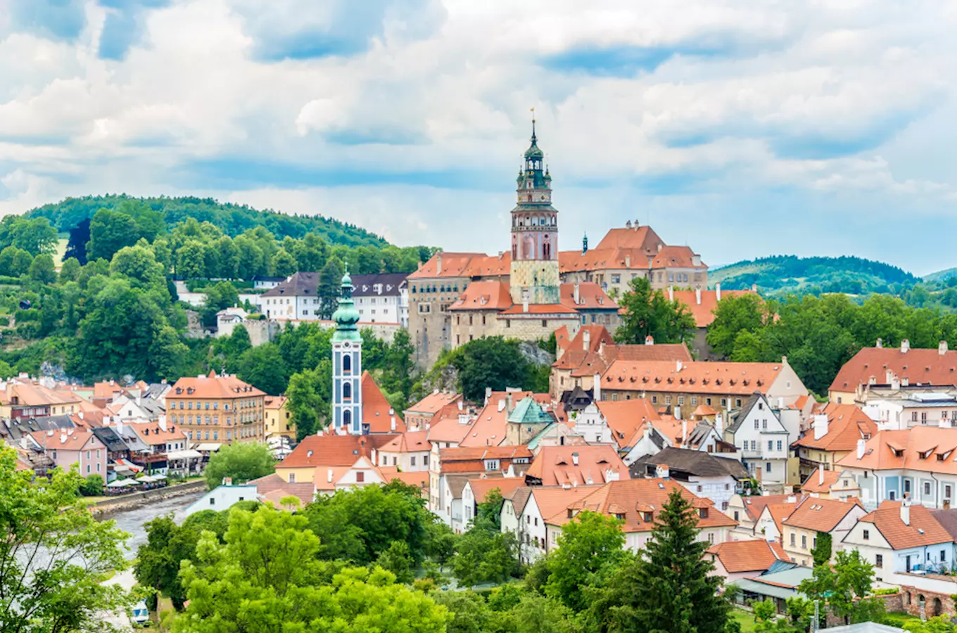 Zámek v Českém Krumlově s historickým městem na pozadí.