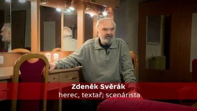 Zdeněk Svěrák sedí v kabině s textem pod ním.