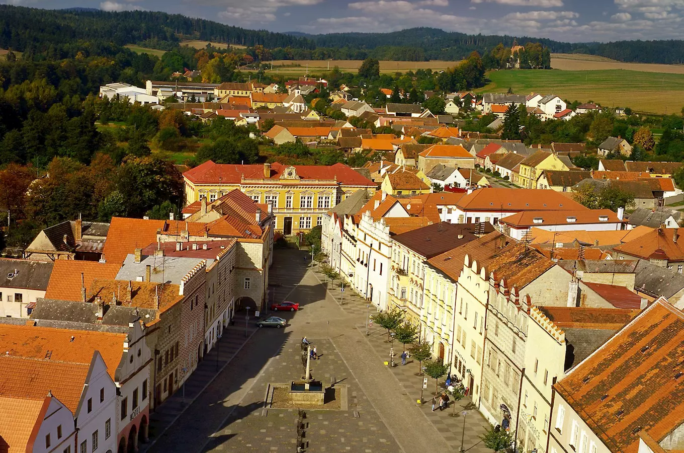 Vzdušný pohled na náměstí ve městě Slavonicích s barevnými domy.