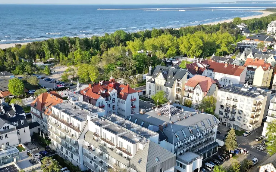 Pohled na polské letovisko u Baltského moře s hotelů a lesy.