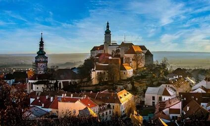 Panoramatický pohled na historické město Mikulov s kostely.