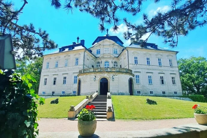 Historické zámek v Hradci Králové na travnatém svahu.