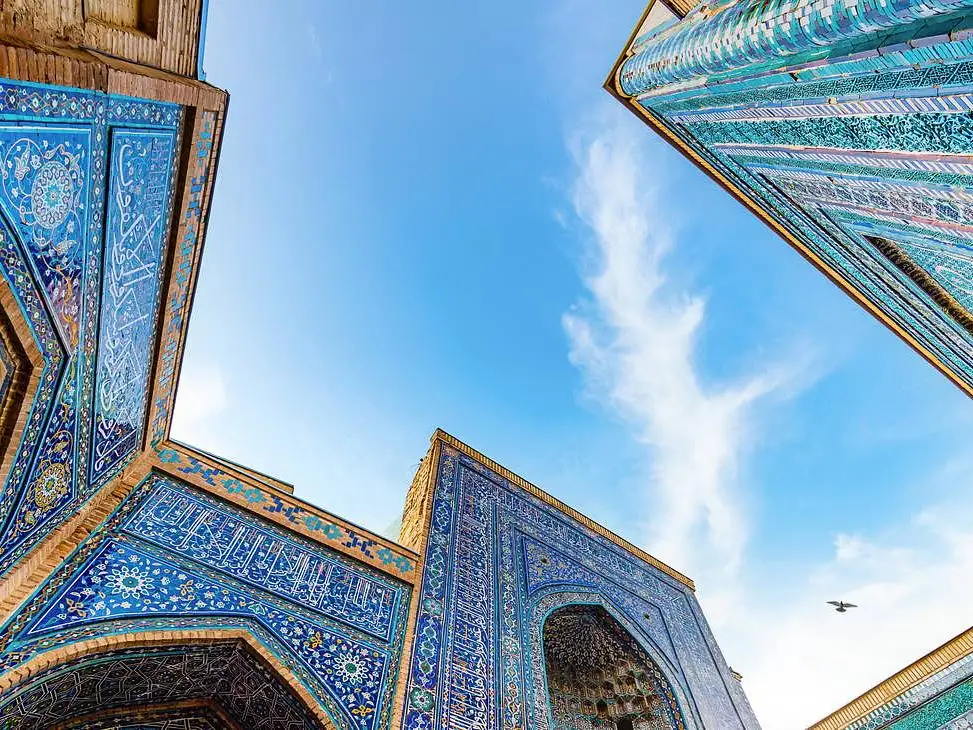 Modrá mozaiková architektura uzbekistánských historických památek.