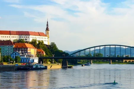Zámek v Děčíně s mostem přes řeku Labe.