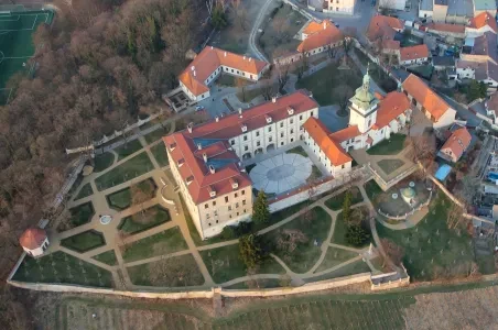 Letecký pohled na hrad v Nymburku s parkem a okolními budovami.