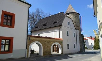 Historická brána s věží v Novém Městě nad Metují.