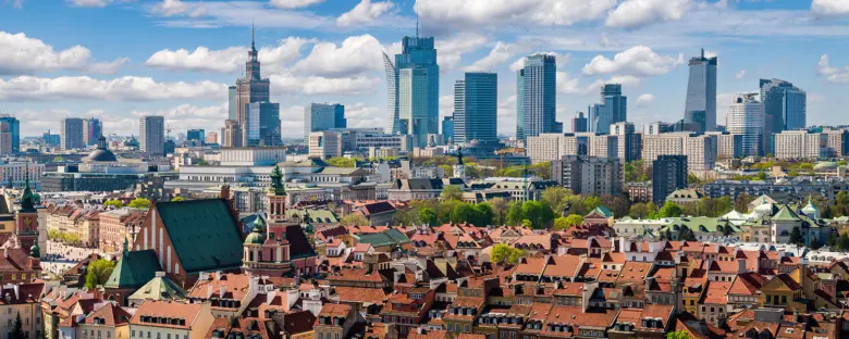 Pohled na Varšavu s historickými budovami a novou architekturou.