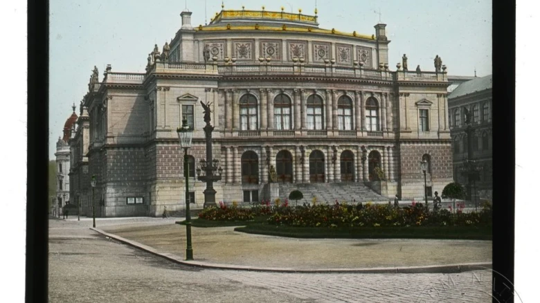 Historická fotografie fasády budovy Rudolfinium v Praze.