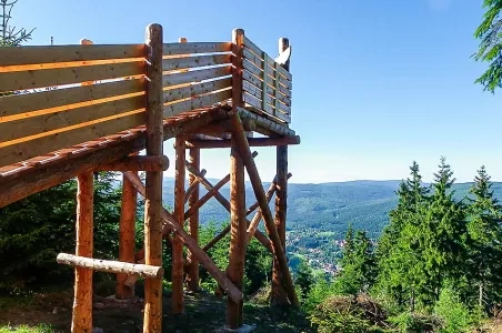 Dřevěná vyhlídková věž s výhledem na lesy v Rokytnici nad Jizerou.