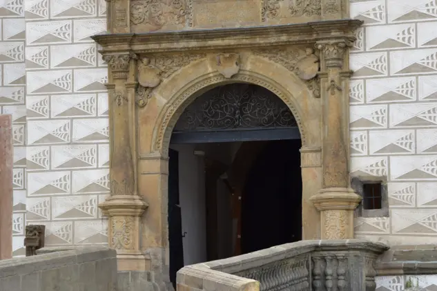 Detail historického vchodu s kamenným obloukem ve městě Pardubice.