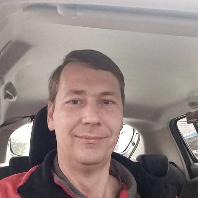 Muž sedící v autě pořízený jako selfie pro článek o seznamkách.