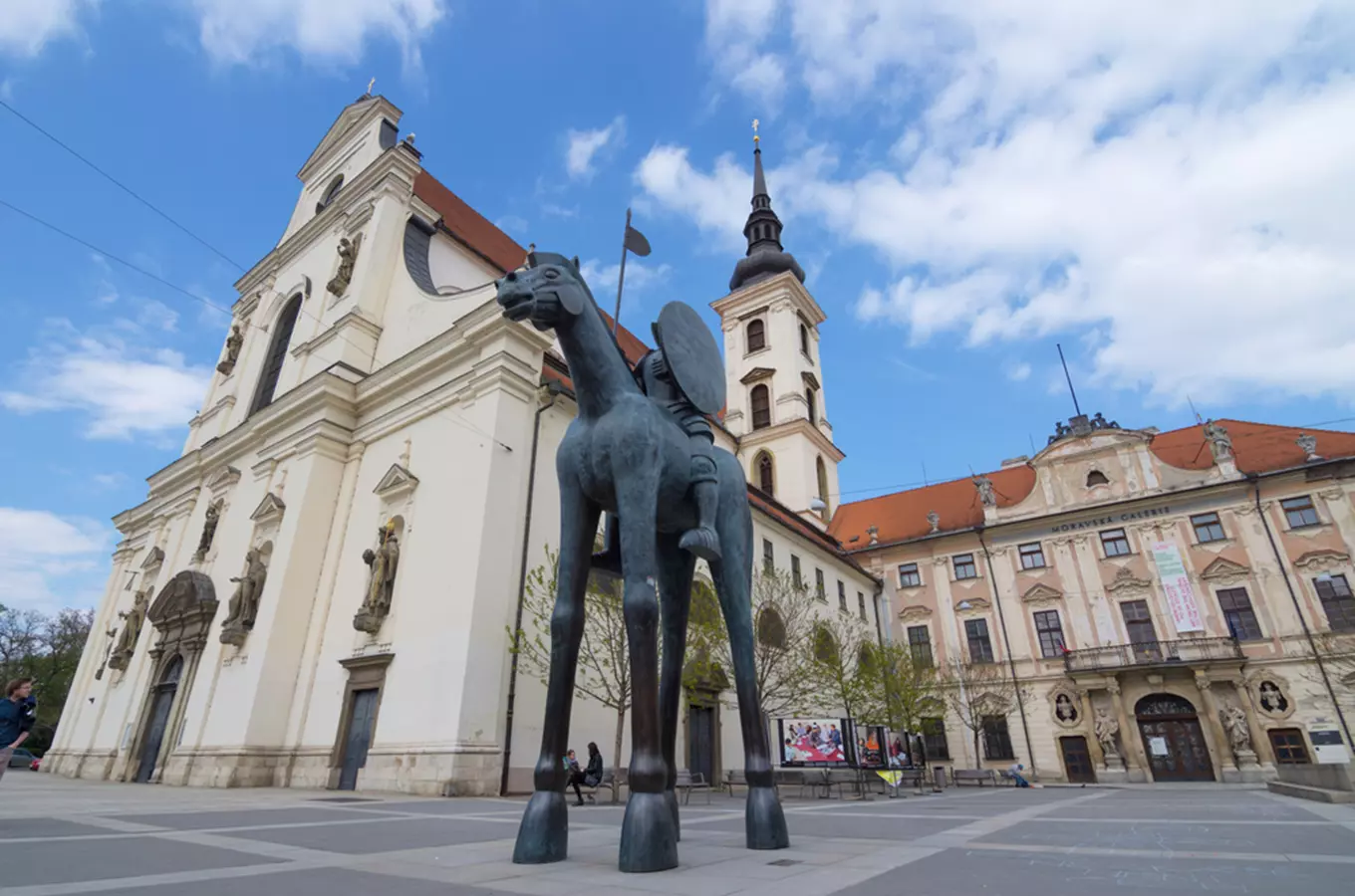 Bronzová socha koně s jezdcem na brněnském náměstí.