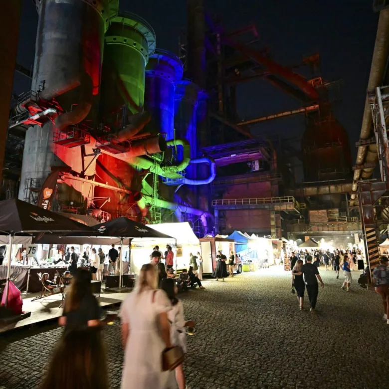 Noční oslava v průmyslovém areálu na festivally v Ostravě.