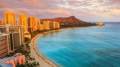 Pohled na pláž Waikiki a sopečný útvar Diamond Head v Havaji.