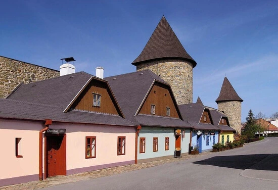 Historické domy a věž v Litomyšli na slunný den.