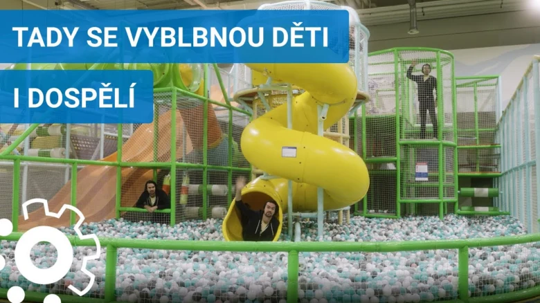Vnitřní hřiště s žlutou skluzavkou a bazénem koule pro děti i dospělé.