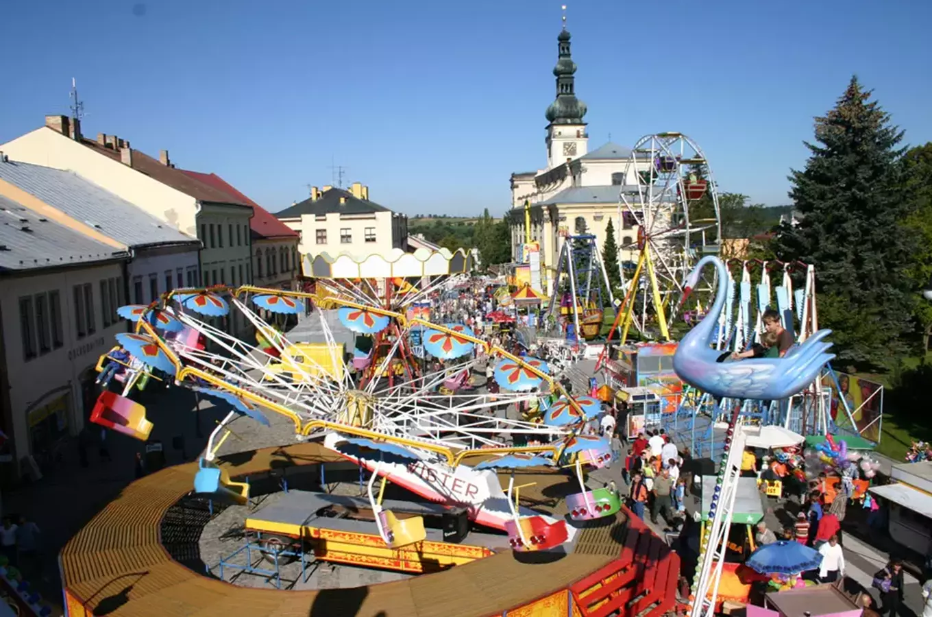 Herní atrakce na venkovním festivalu s davem lidí.