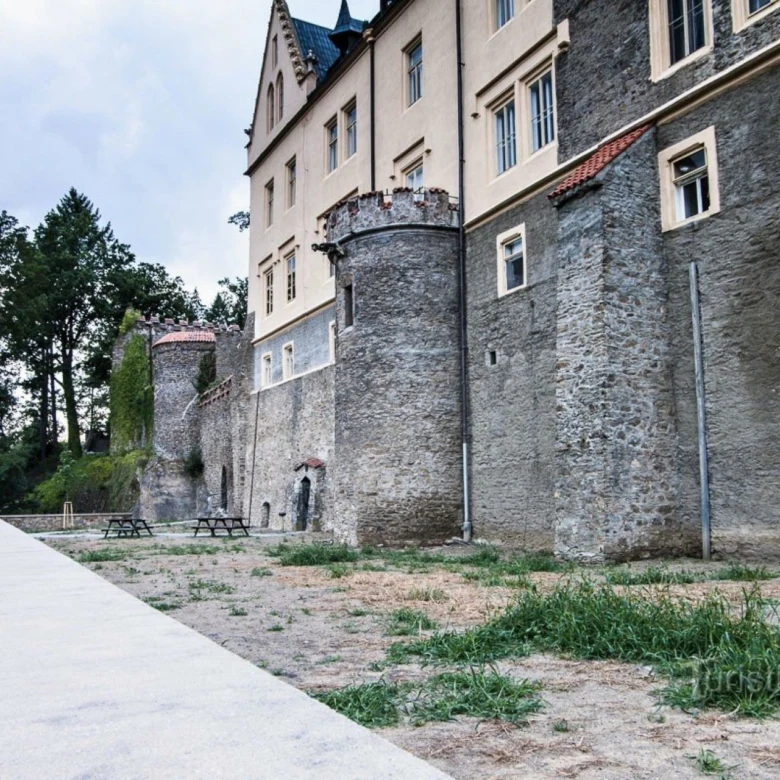 Historické hradby s věžemi v Zruči nad Sázavou.