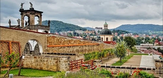 Zámek v Děčíně s hradbami a pohled na město.