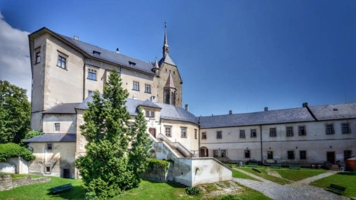Historické hradní dvůr s věží v okolí Sušice