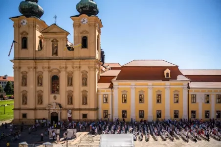 Kostel svatého Martina v Uherském Hradišti s davem lidí.