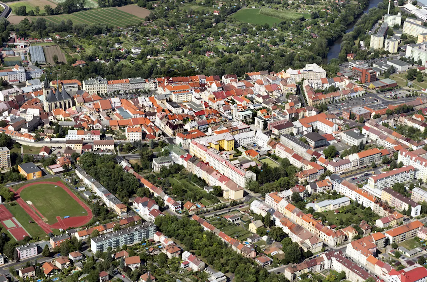 Vzdušný pohled na historické centrum města Louny s kostelem.