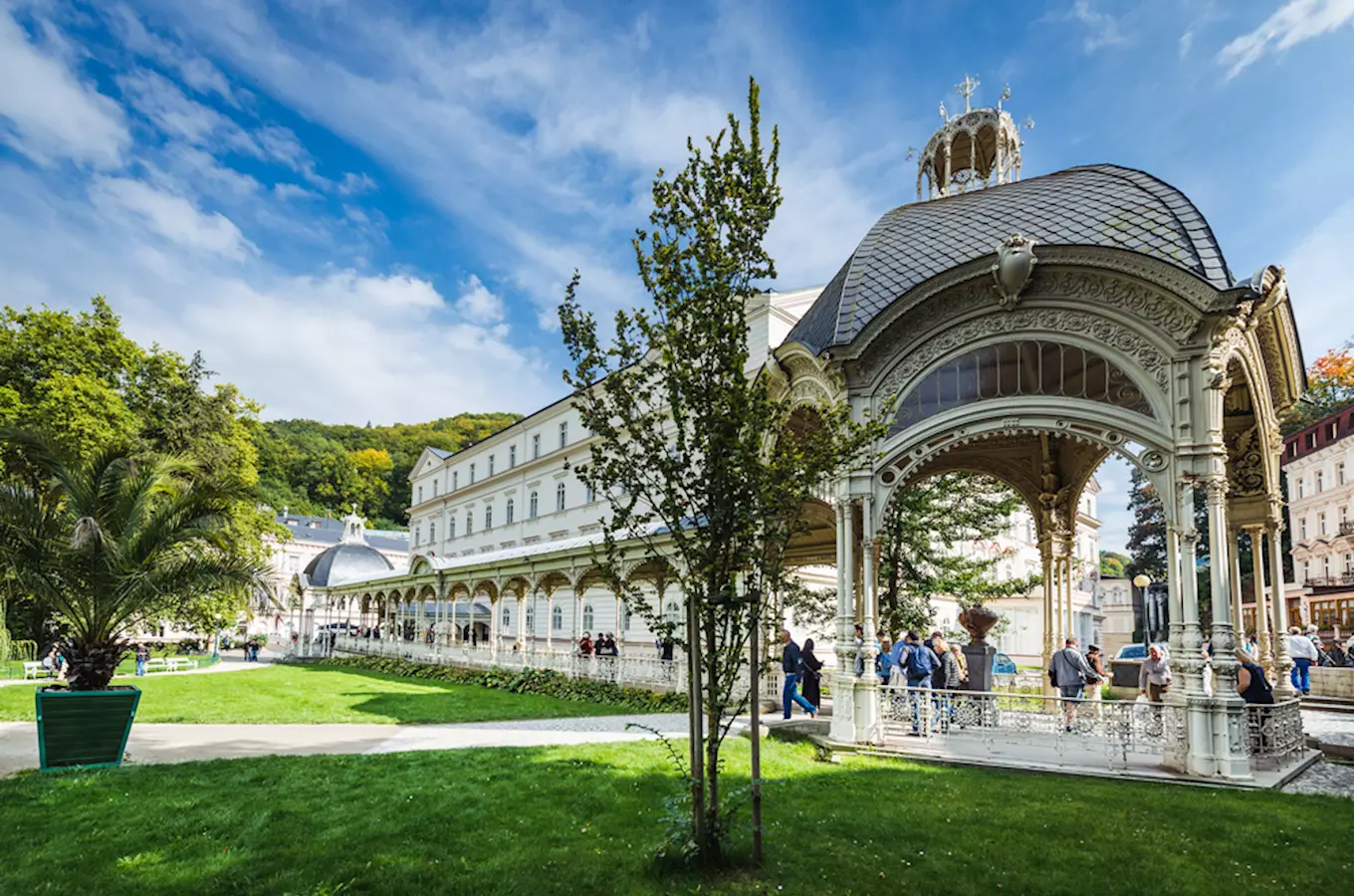 Velkolepý lázeňský komplex s ozdobnou pavilonovou halou v Čechách.