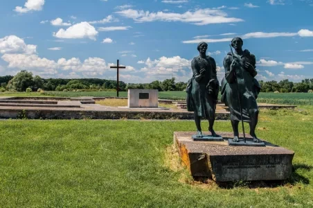 Socha dvou postav na hřbitově v Chlumci nad Cidlinou.