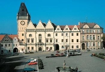 Historické náměstí v Tábore s radnicí a fontánou.