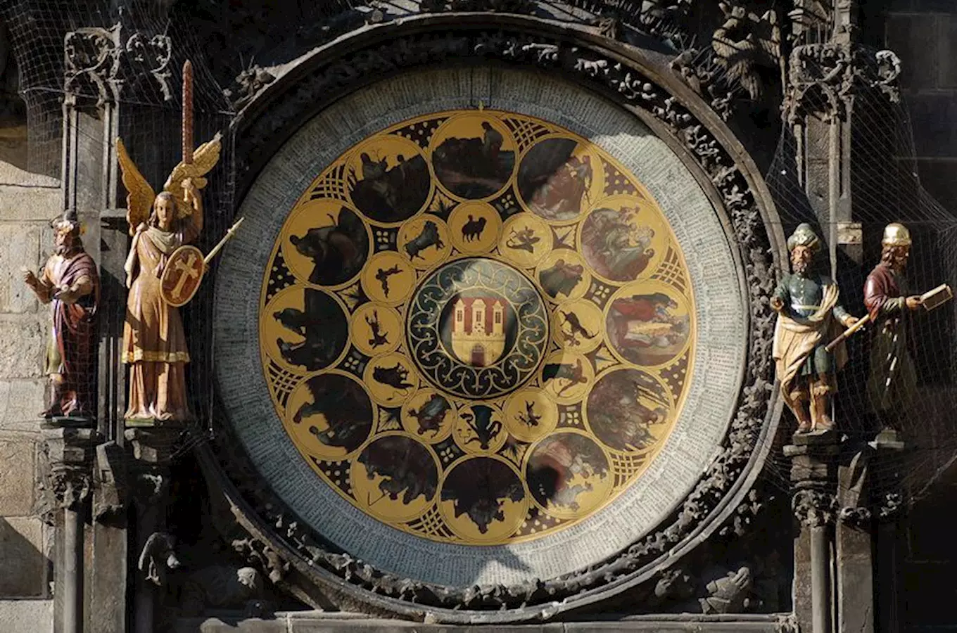Pražský orloj s astrologickým ciferníkem a sochami na Staroměstském náměstí.