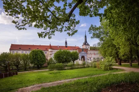Zámek ve Vranově nad Dyjí obklopený zelenou přírodou.