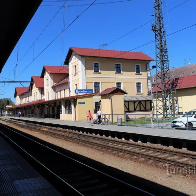 Železniční stanice v Benešově na slunný den