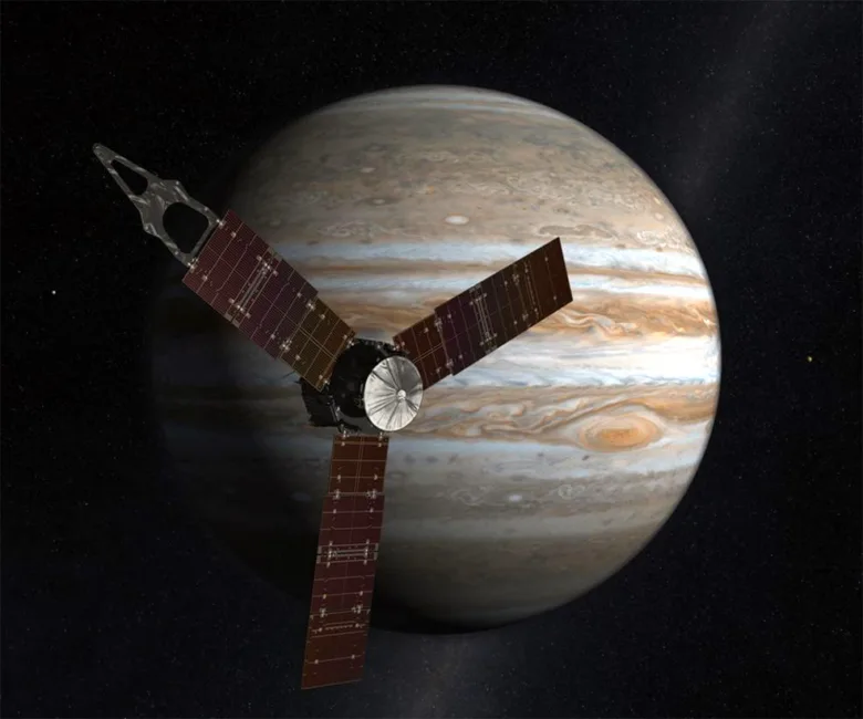 Kosmická loď Juno obíhající planetu Jupiter na pozadí hvězdné oblohy.
