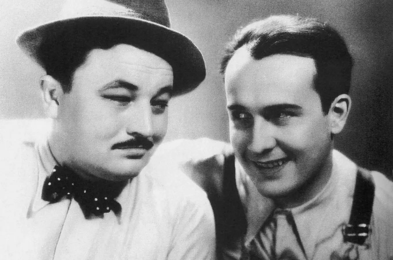 Černobílá fotografie herců Jana Wericha a Josefa Kajnára.