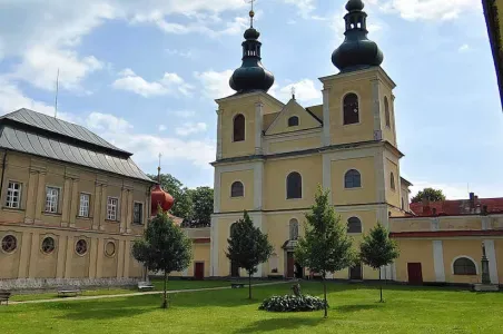 Barokní kostel s věžemi na Dolní Moravě