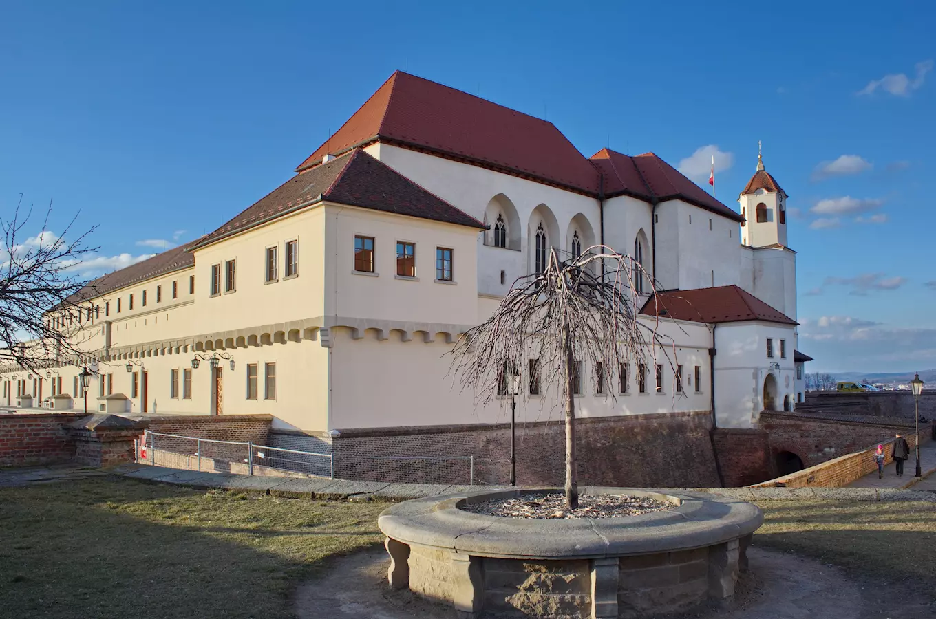 Fotografie hradu Špilberk v Brně s červenou střechou.