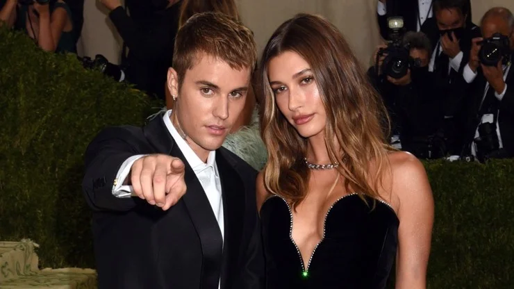Hailey Bieberová s Justinem Bieberem na červeném koberci.