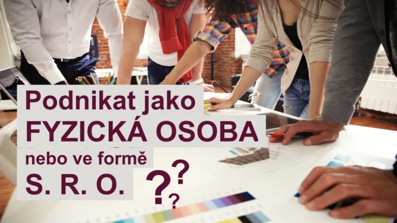 Skupina lidí pracuje na dokumentech pro podnikání jako fyzická osoba.