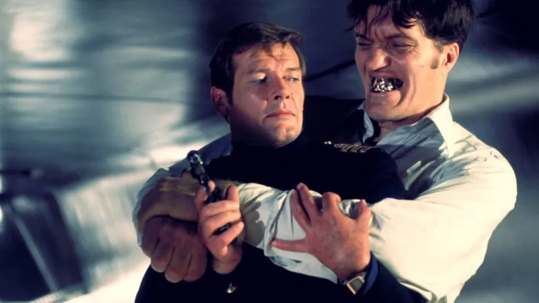 Scéna z filmu James Bond s herci v boji.