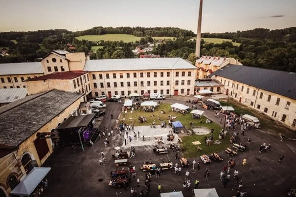 Historický areál v Strakonicích s akcí na nádvoří.