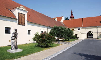 Historická budova s sochami v Mladé Boleslavi