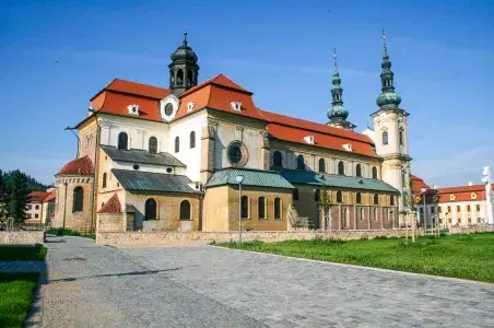 Kostel sv. Martina v Uherském Hradišti na slunečný den.