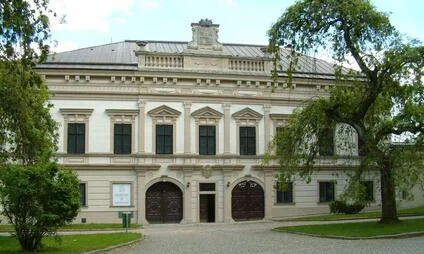 Historická budova v Novém Městě na Moravě s arkádami.