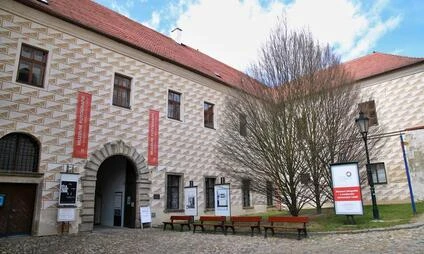 Historická budova v Jindřichově Hradci s arkýřovým portálem.