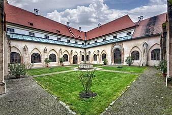 Historická budova s trávníkem v Českém Krumlově.